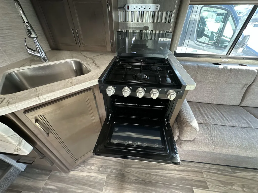 2021 Thor Motor Coach Freedom Elite 27FE, Photos photo 9