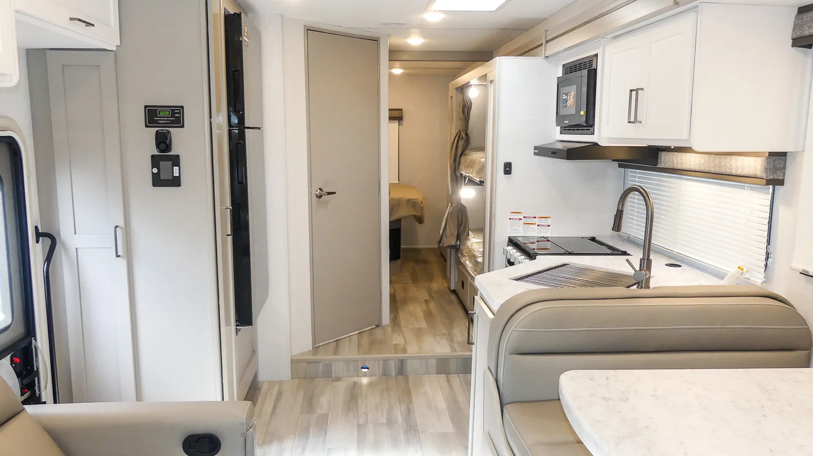 2026 Thor Motor Coach Pasadena SE SL31 - Photo 3
