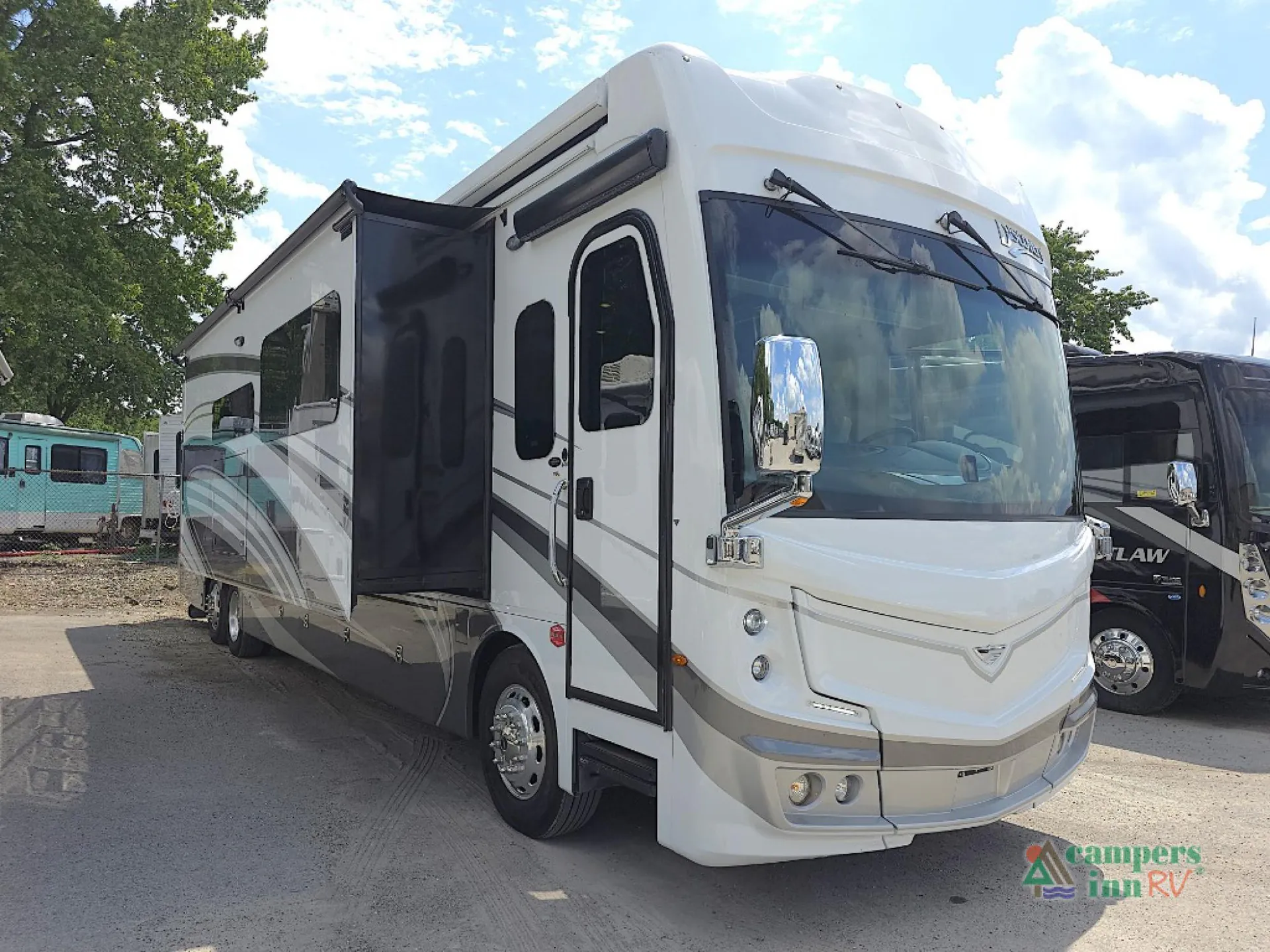 2024 Fleetwood Discovery LXE 44B - Photo 2