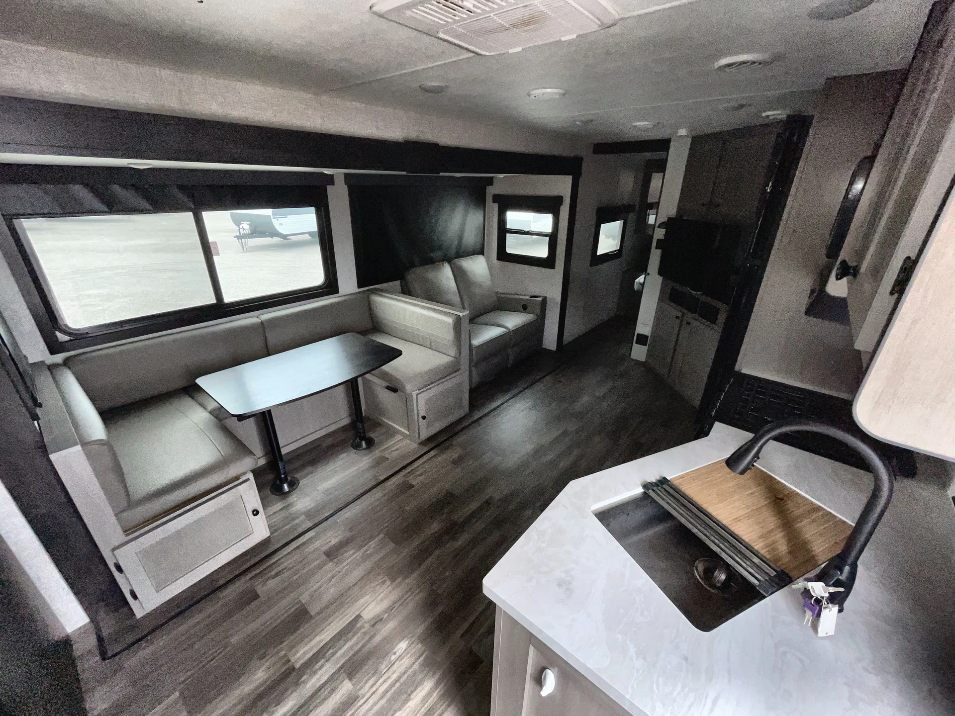 2024 Starcraft Super Lite 252RB — living area main