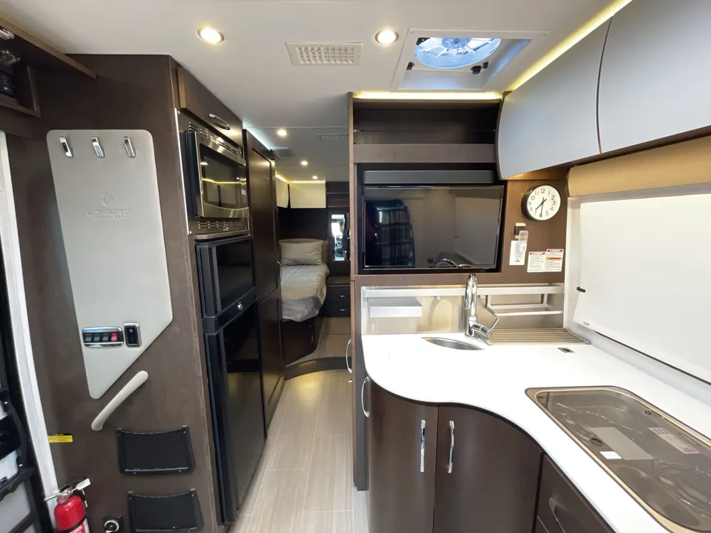2021 Leisure Travel Unity U24TB — front