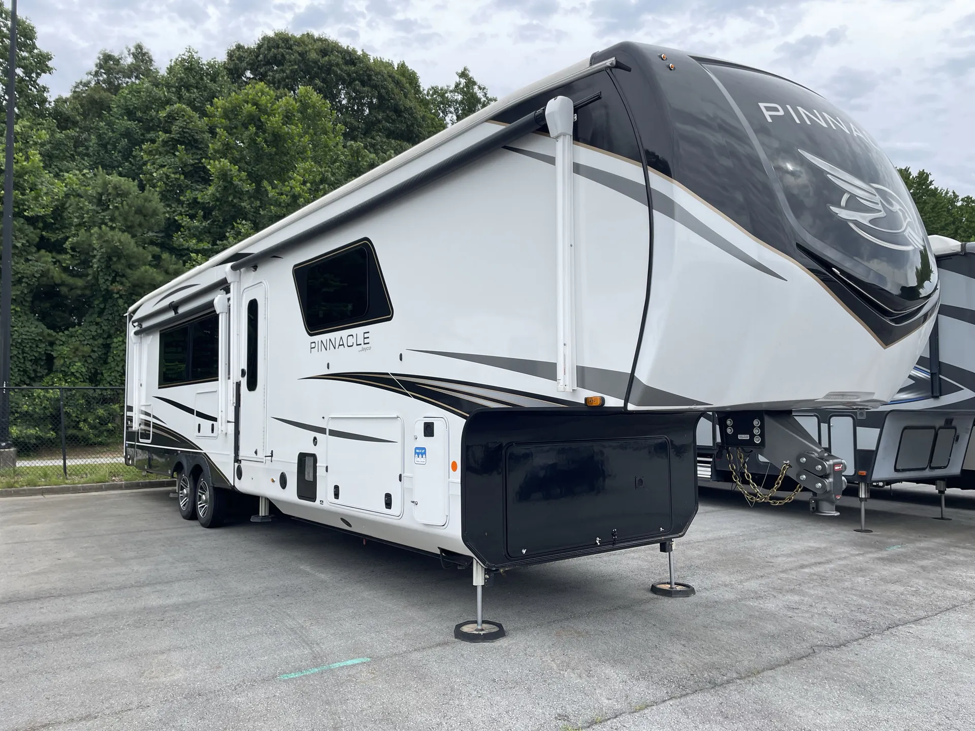 2025 Jayco Pinnacle 38FBRK - Photo 2