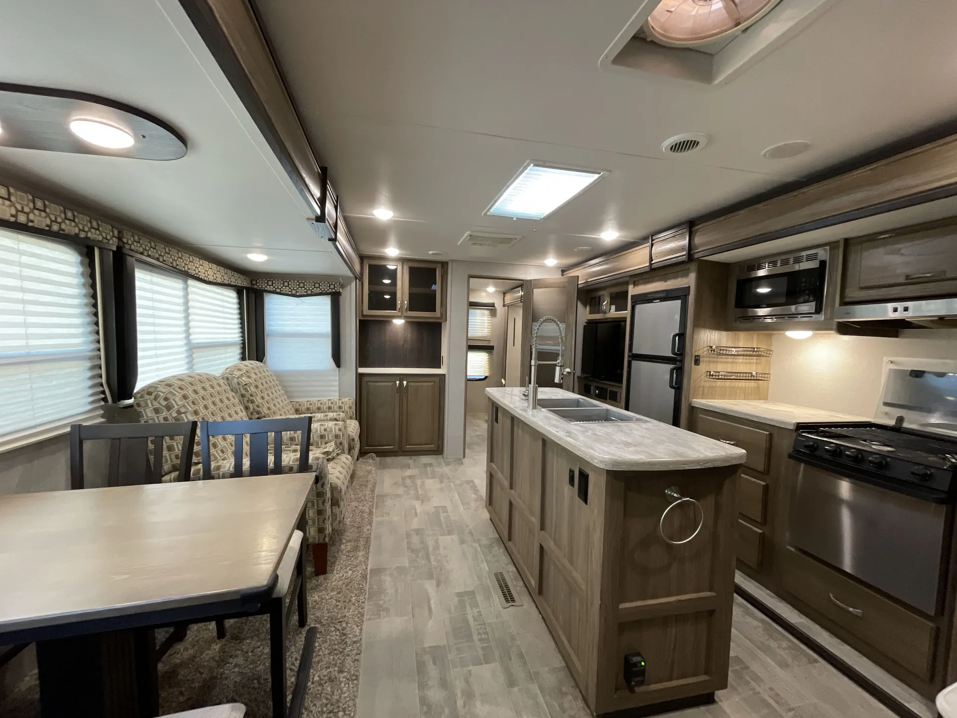 2019 dutchmen Atlas 3382BH — living area main