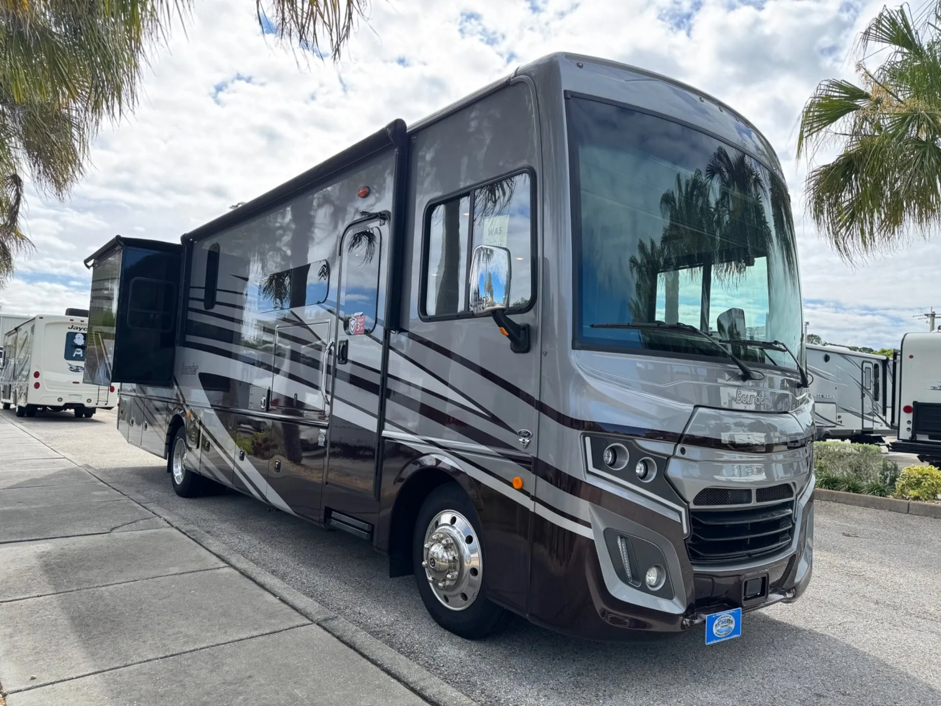 2024 Fleetwood Bounder 35K - Photo 2