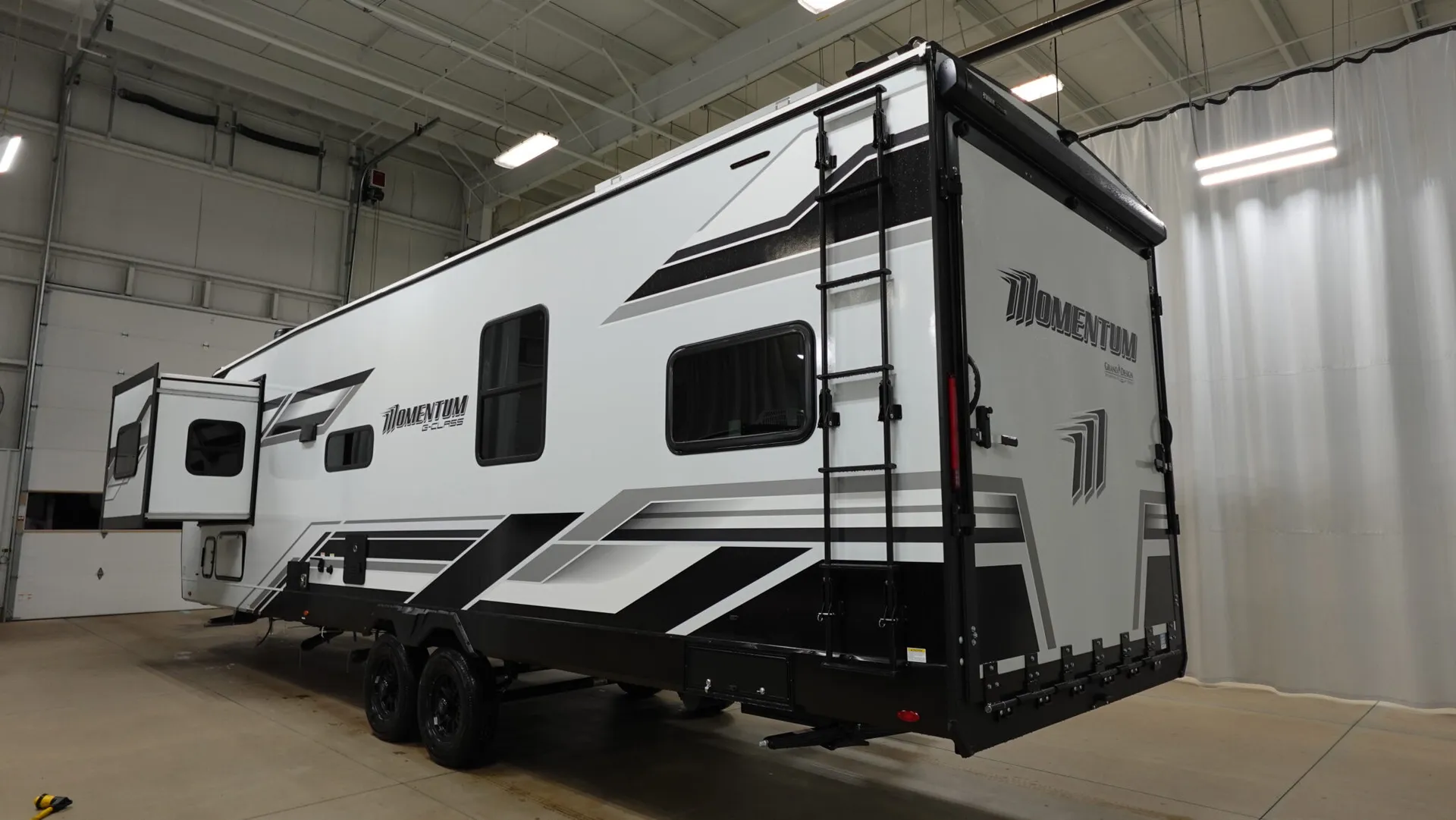 2026 Grand Design Momentum G-Class 31G - Photo 4
