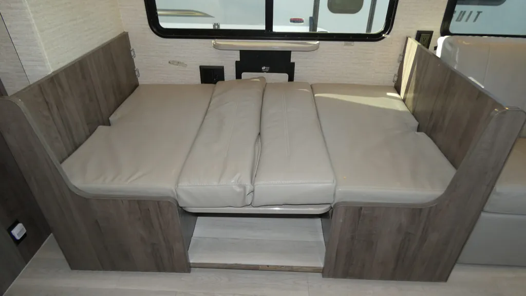 2022 Winnebago Vista 32M, Photos photo 17