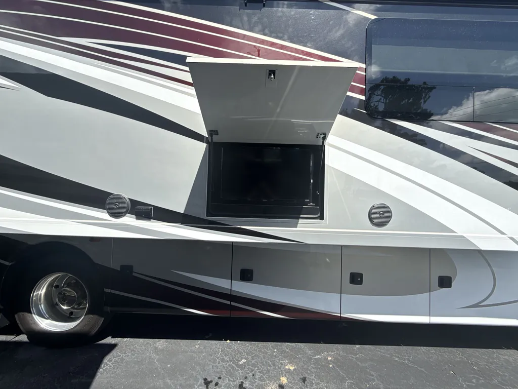 2017 Thor Motor Coach Challenger 37YT, Photos photo 41