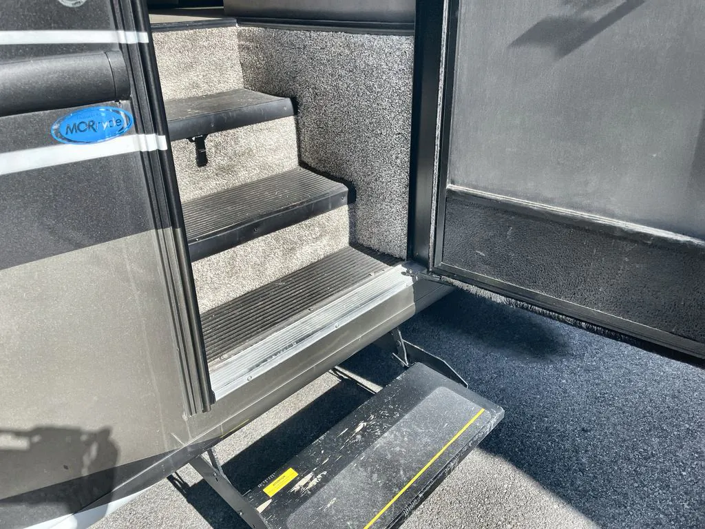 2022 Thor Motor Coach Magnitude BT36 - Photo 4