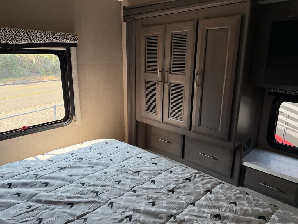 2023 Thor Motor Coach Magnitude RS36, Photos photo 17