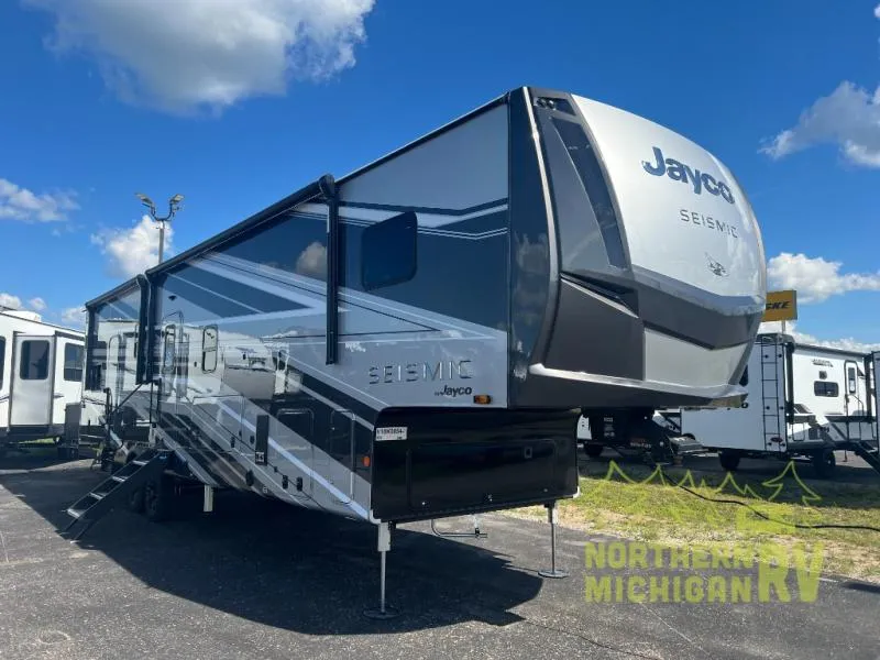 2027 Jayco Seismic 359 - Photo 2