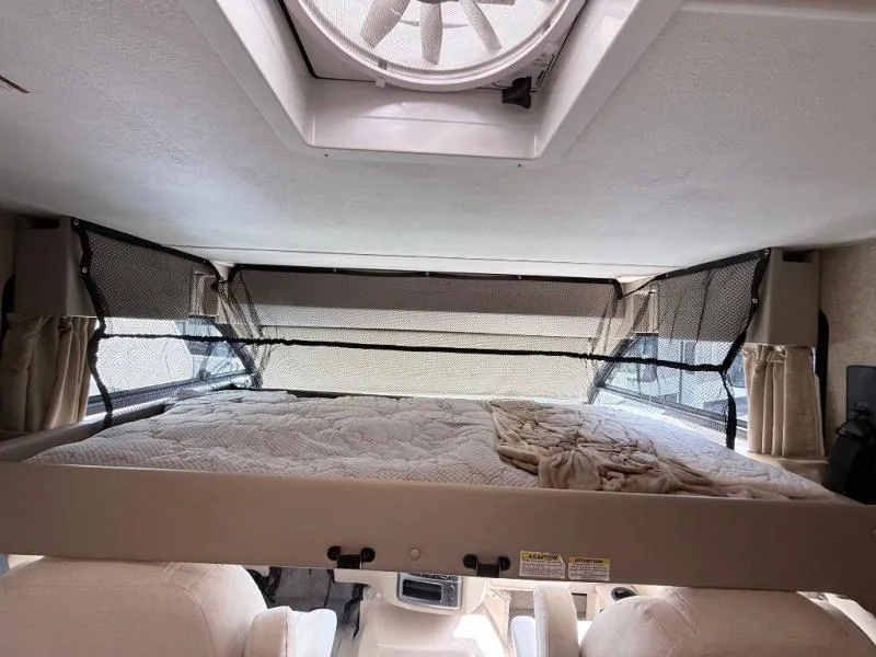 2016 Thor Motor Coach Vegas 252 - Photo 4