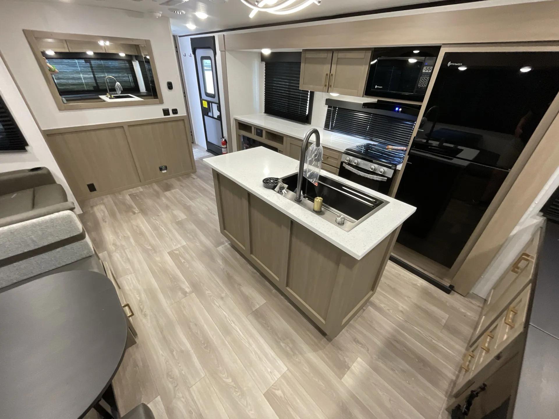 2027 Highland Ridge Range Lite 280MKI — living area main