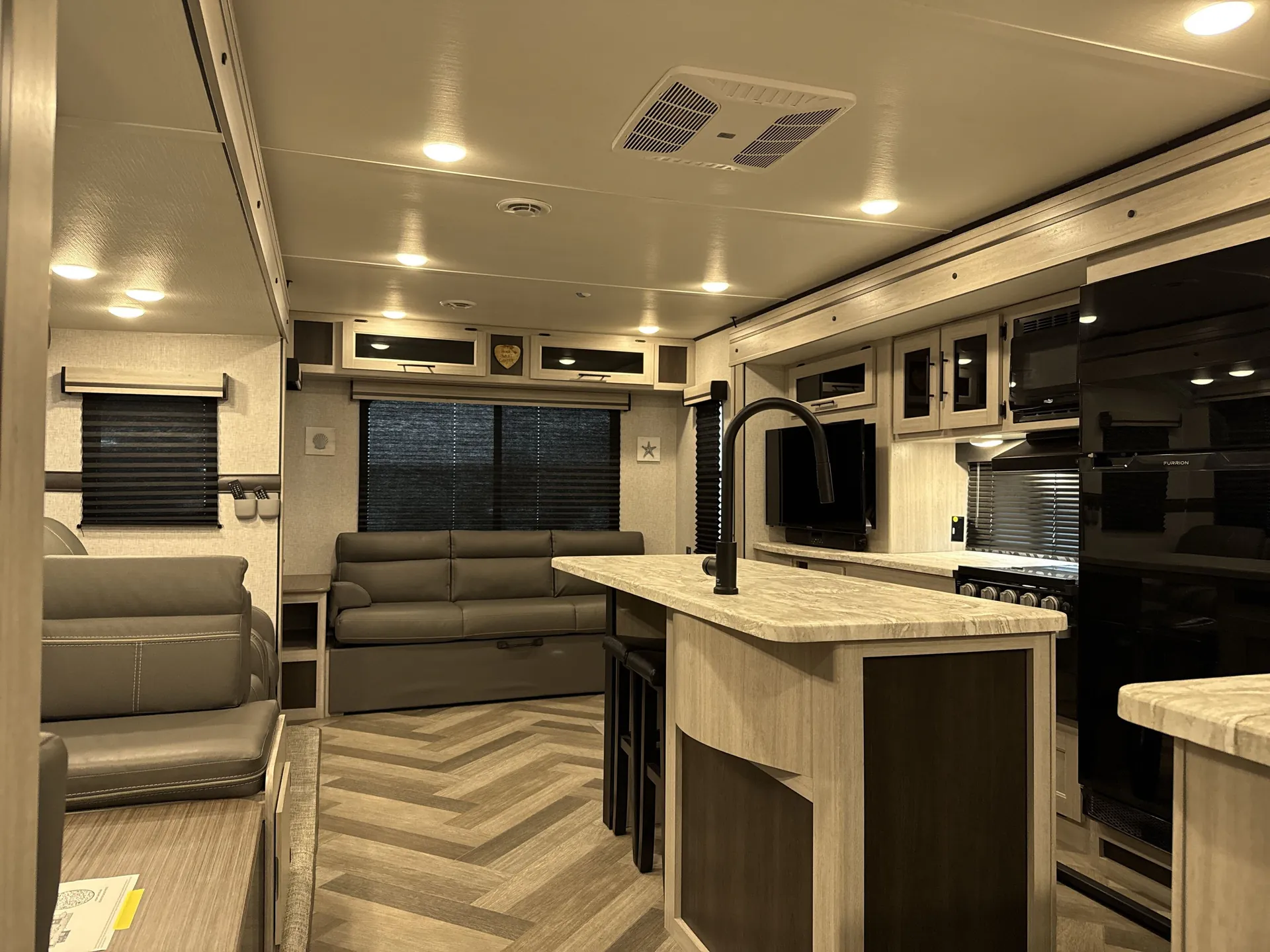 2024 CrossRoads Zinger ZR340RE — living area main