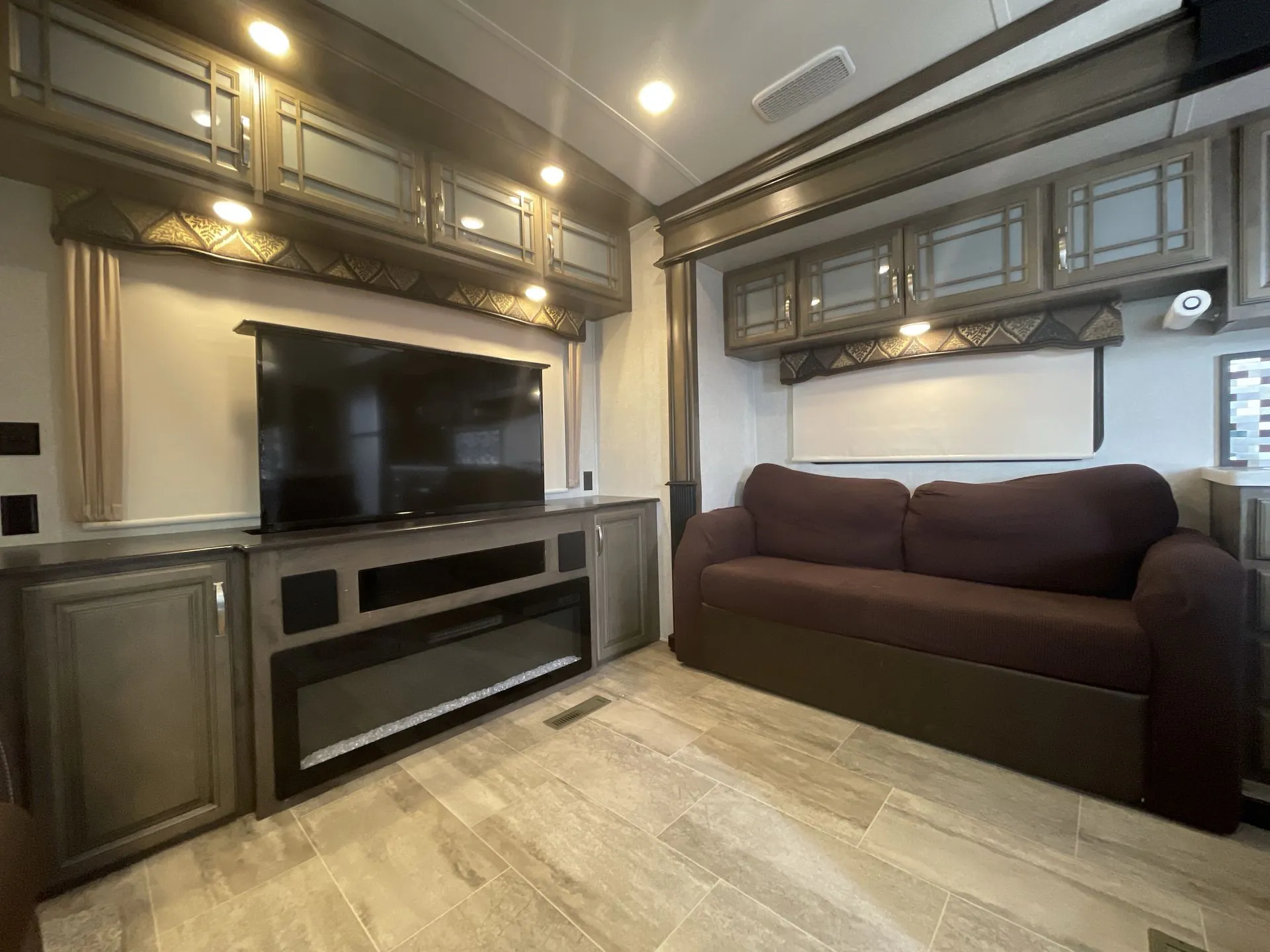 2018 Keystone Montana 3130RE - Photo 4