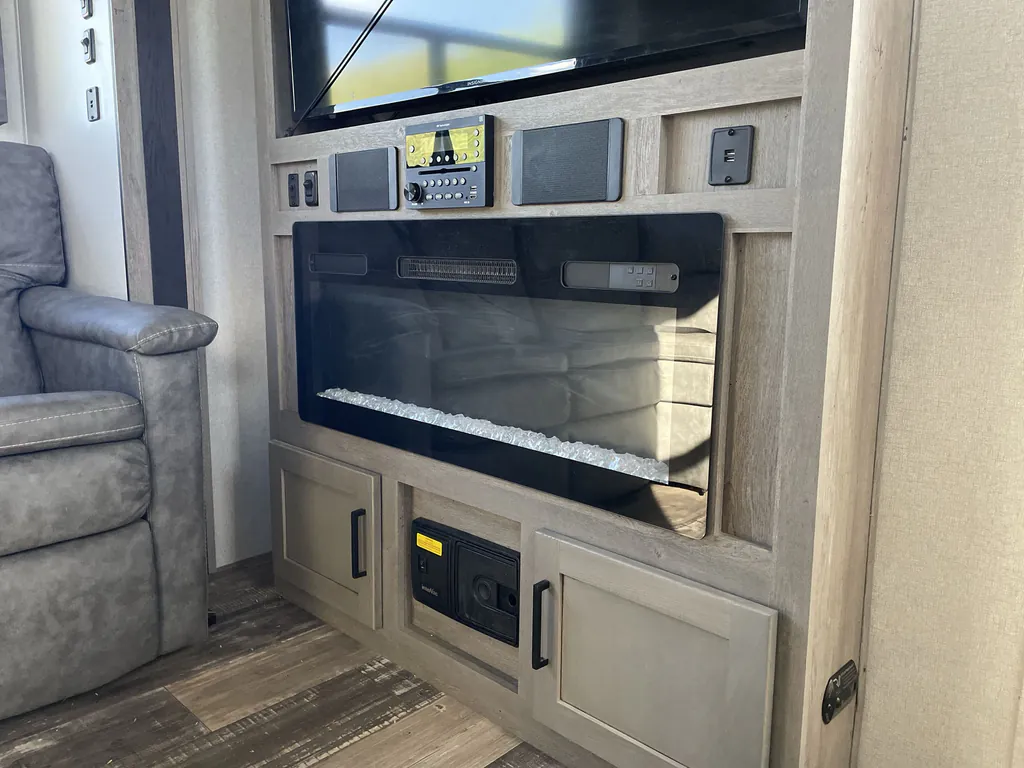 2021 Keystone Raptor 413, Photos photo 20