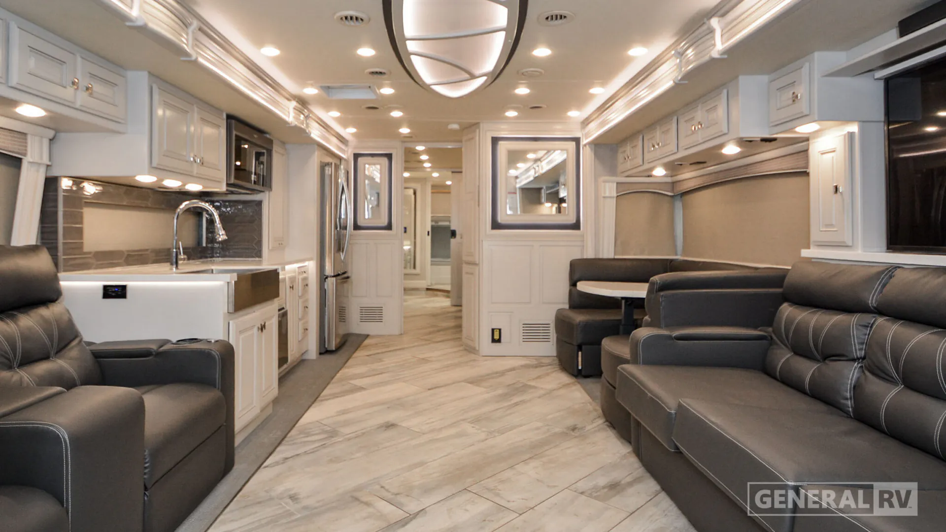 2022 Fleetwood Discovery LXE 44B - Photo 2