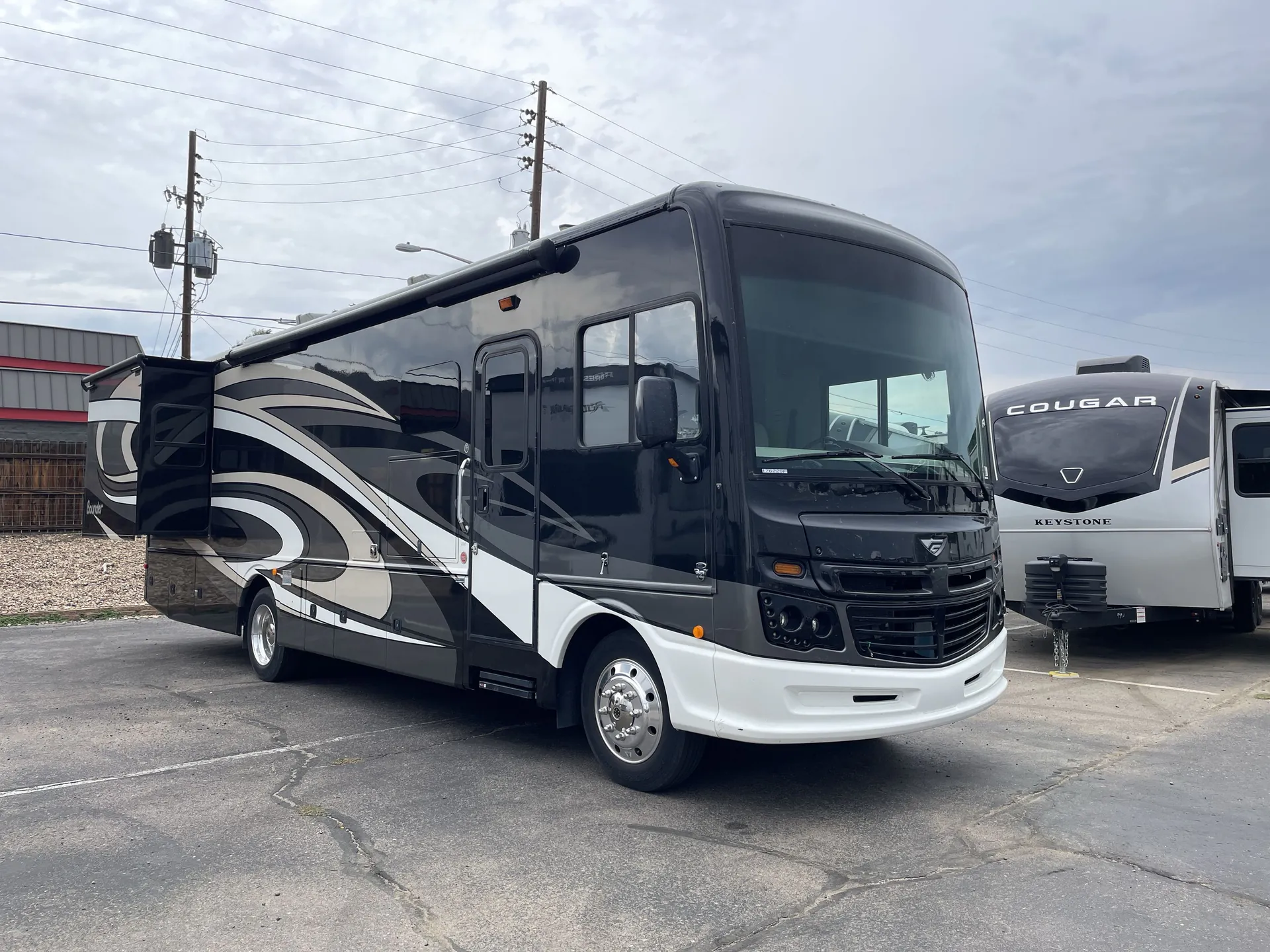 2019 Fleetwood Bounder 33C - Photo 2