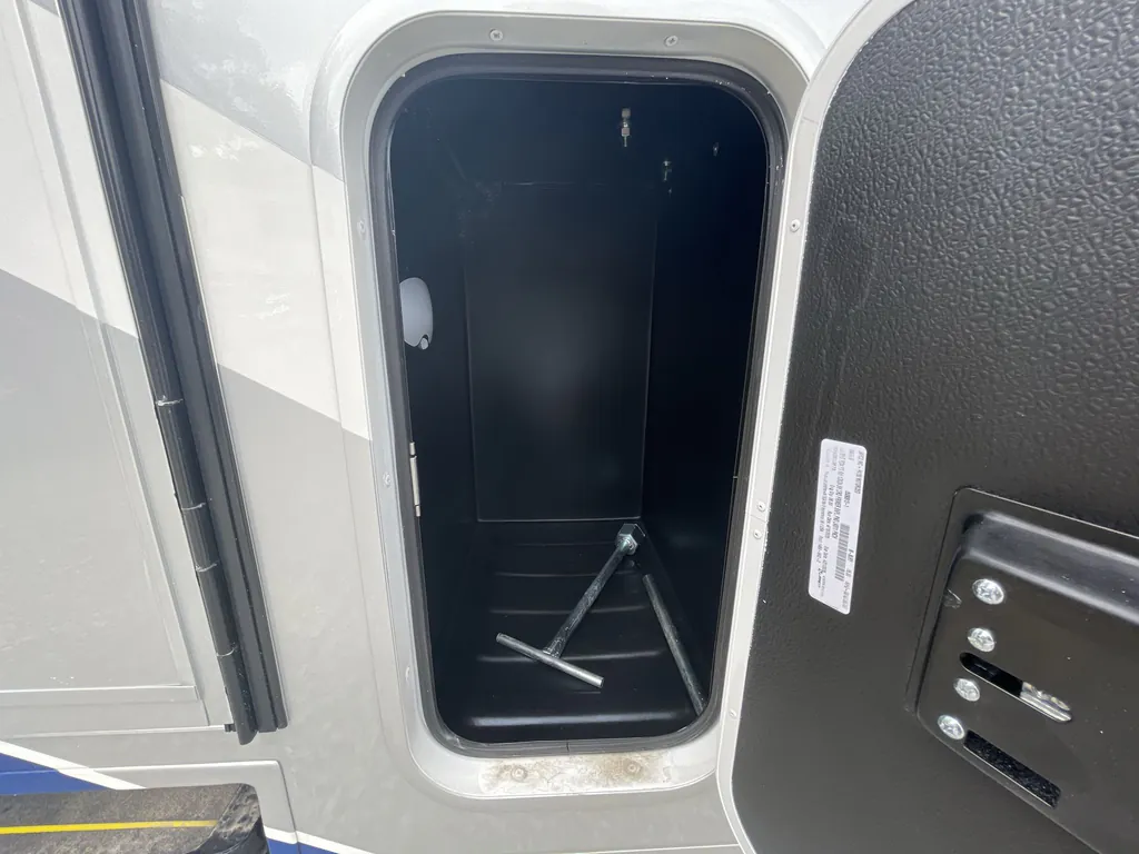 2027 Entegra Coach Vision XL 36C, Photos photo 3