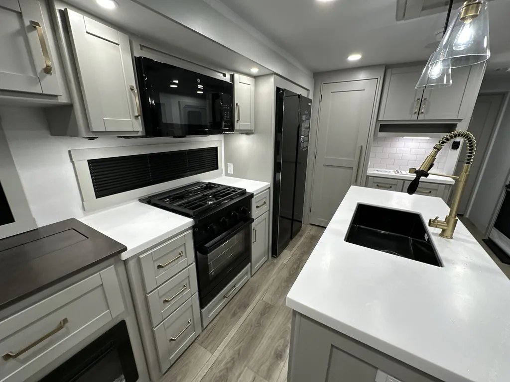2026 Brinkley Model Z Air 297, Photos photo 17