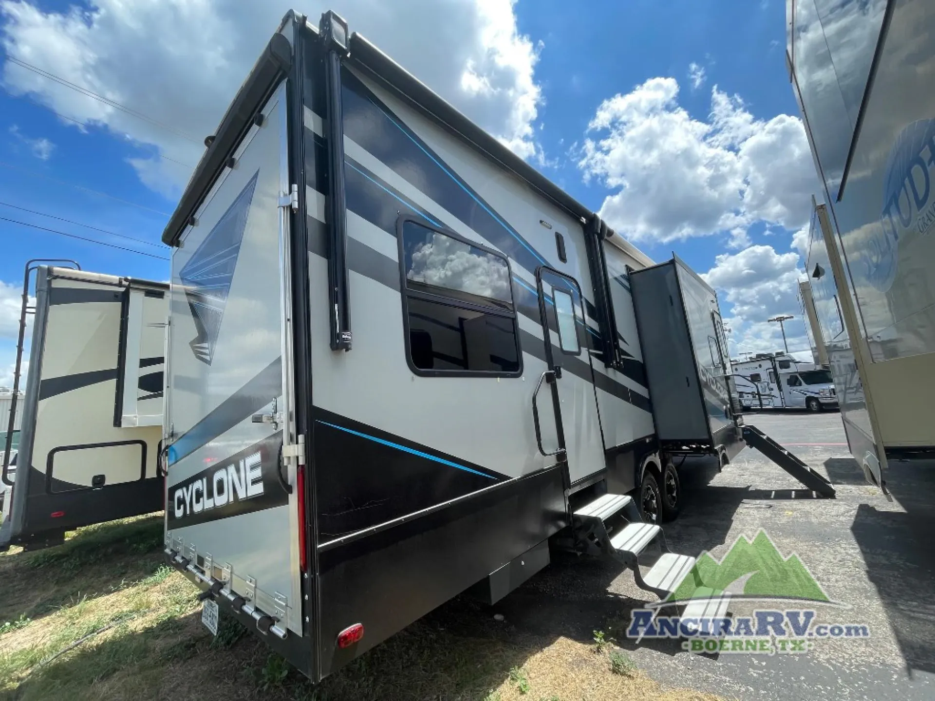 2021 Heartland Cyclone 3413 - Photo 4