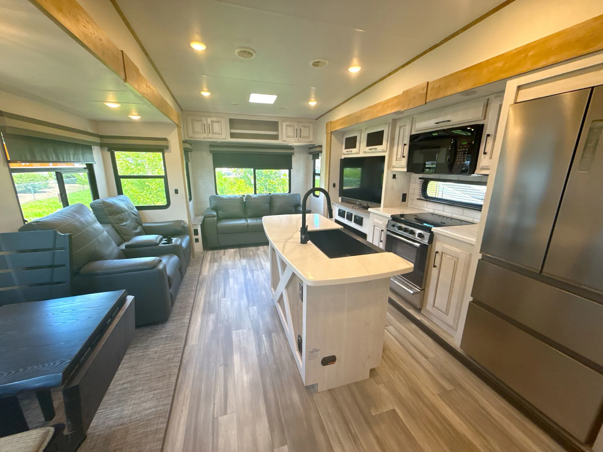 2024 Heartland Bighorn Traveler 37FB — living area main