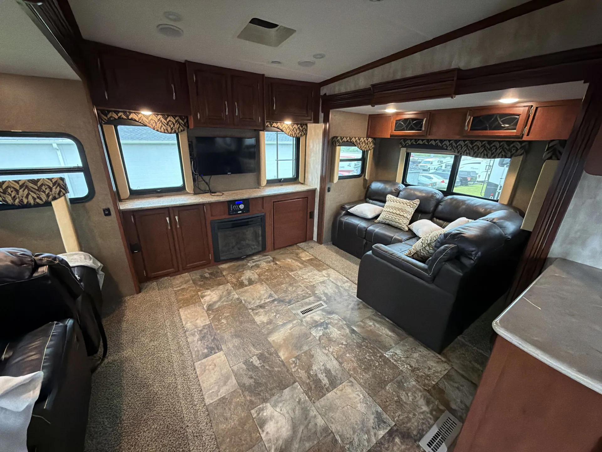 2015 Winnebago Voyage 30FWRES — living area main