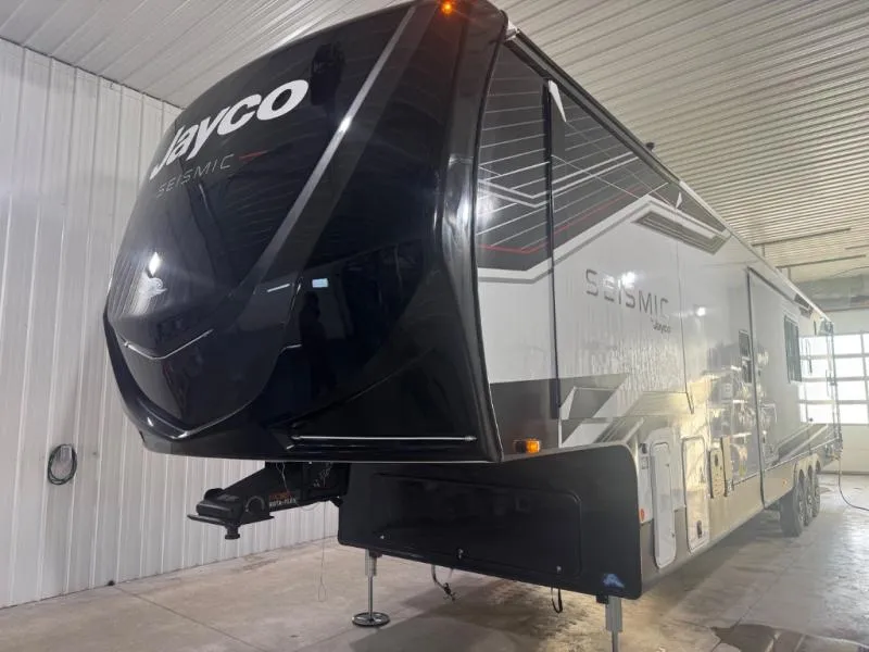 2026 Jayco Seismic 395 - Photo 4