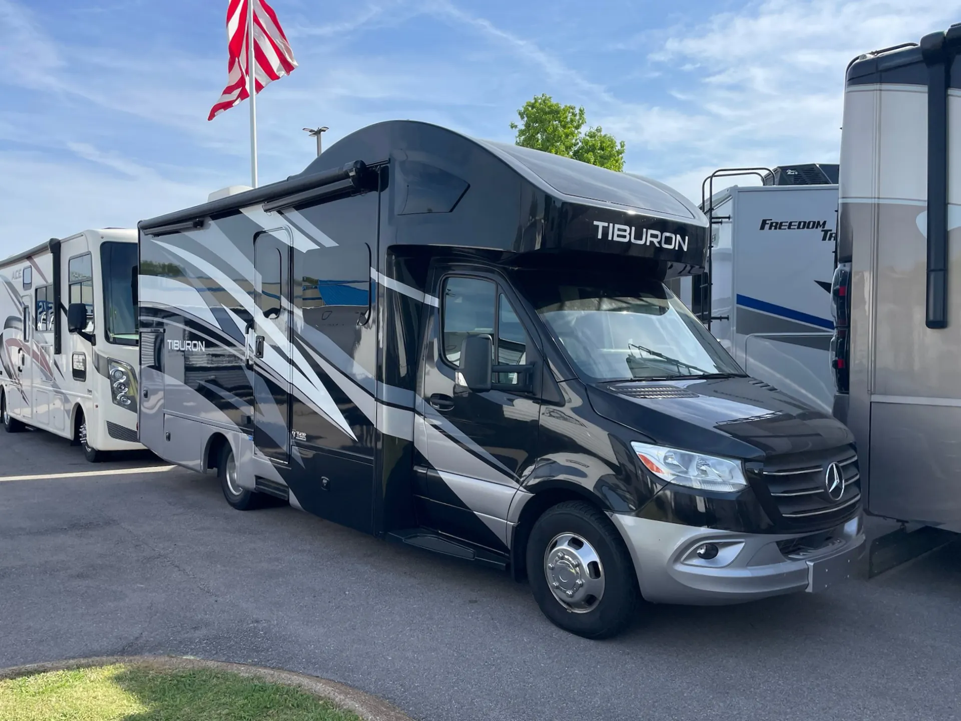 2022 Thor Motor Coach Tiburon 24RW - Photo 2