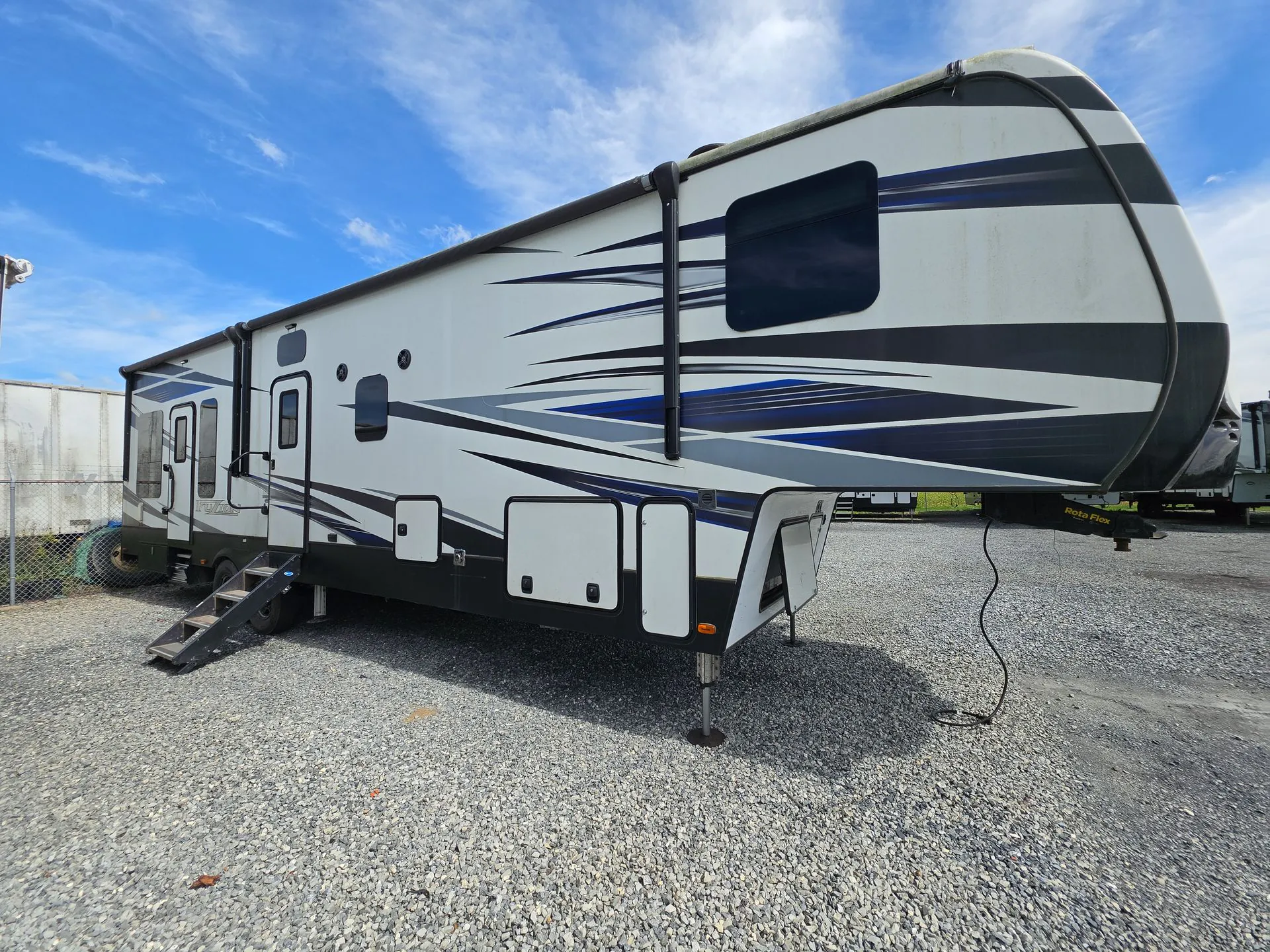 2018 Keystone Fuzion 369 — Photo 1