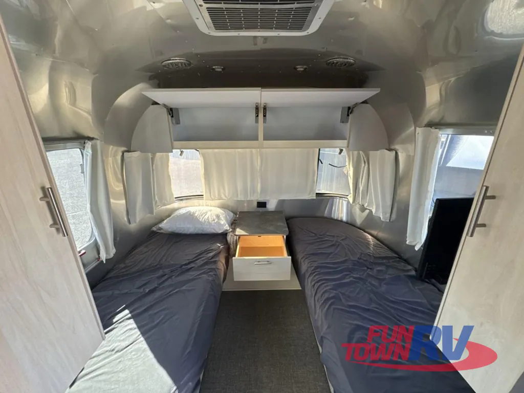 2024 Airstream Flying Cloud 30FB Office, Photos photo 17