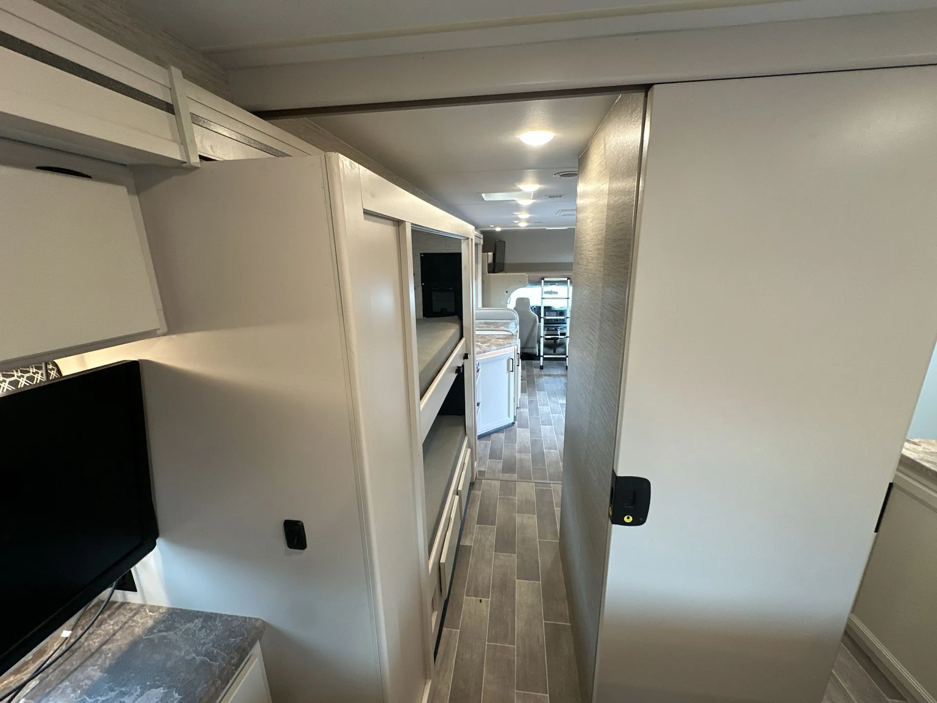 2022 Thor Motor Coach Chateau 31EV - Photo 4