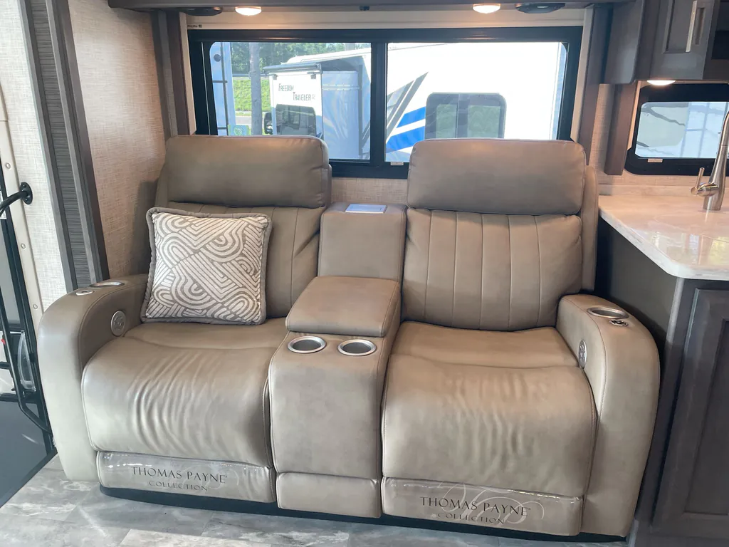 2023 Thor Motor Coach Challenger 35MQ, Photos photo 44