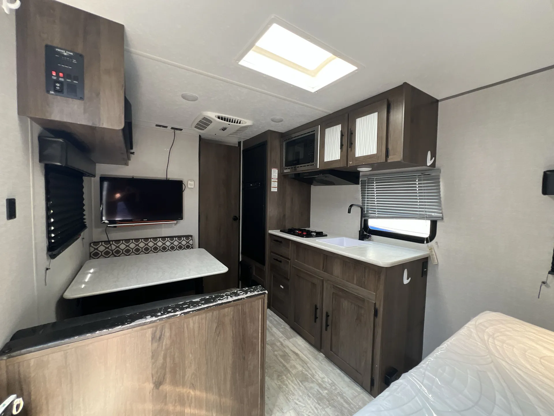2021 Prime Time Avenger 16FQ — living area main