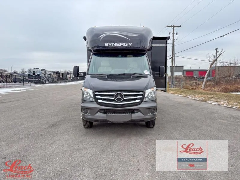 2018 Thor Motor Coach Synergy Used    JR24 - Photo 2