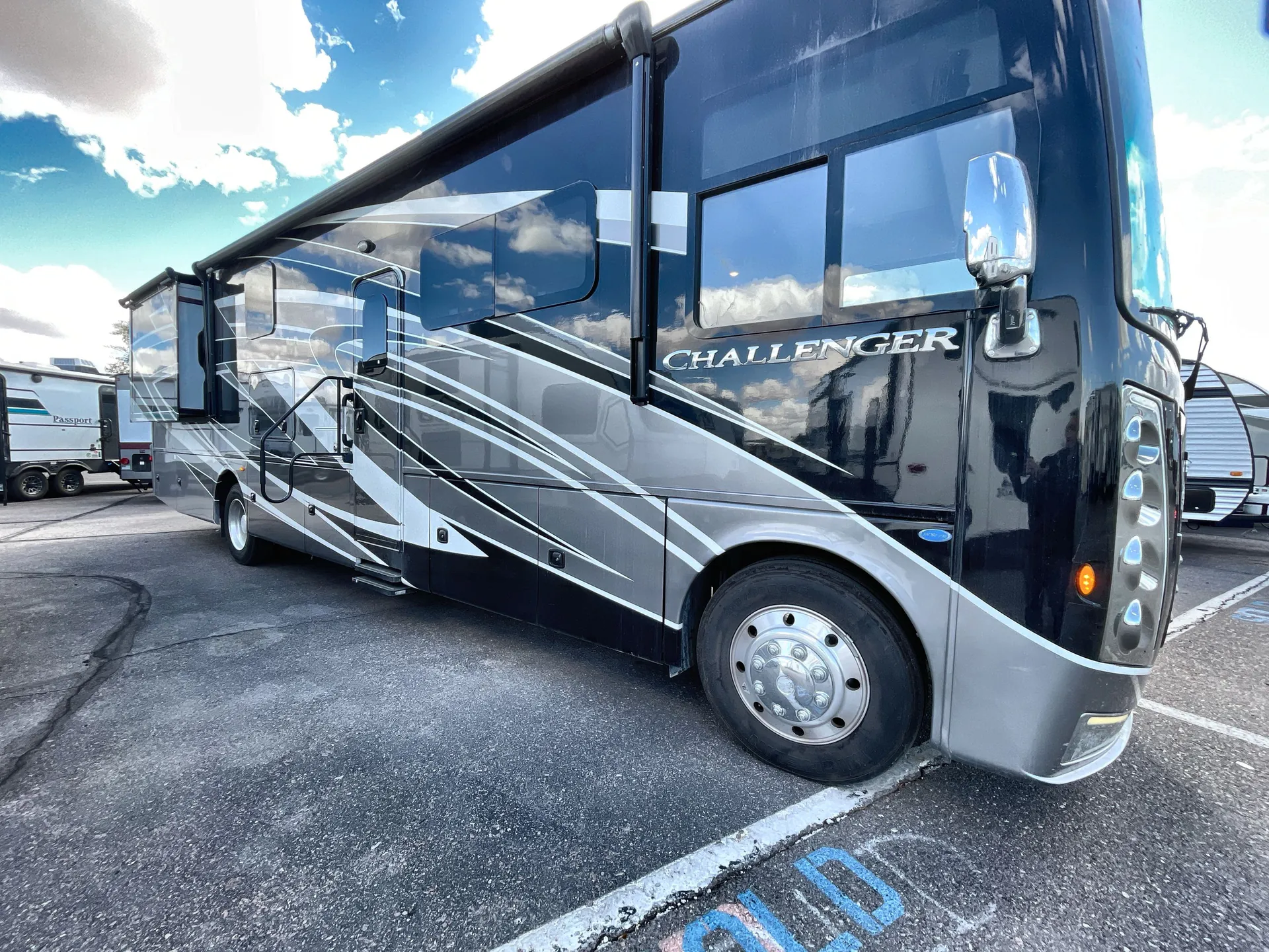 2023 Thor Motor Coach Challenger 36FA - Photo 2