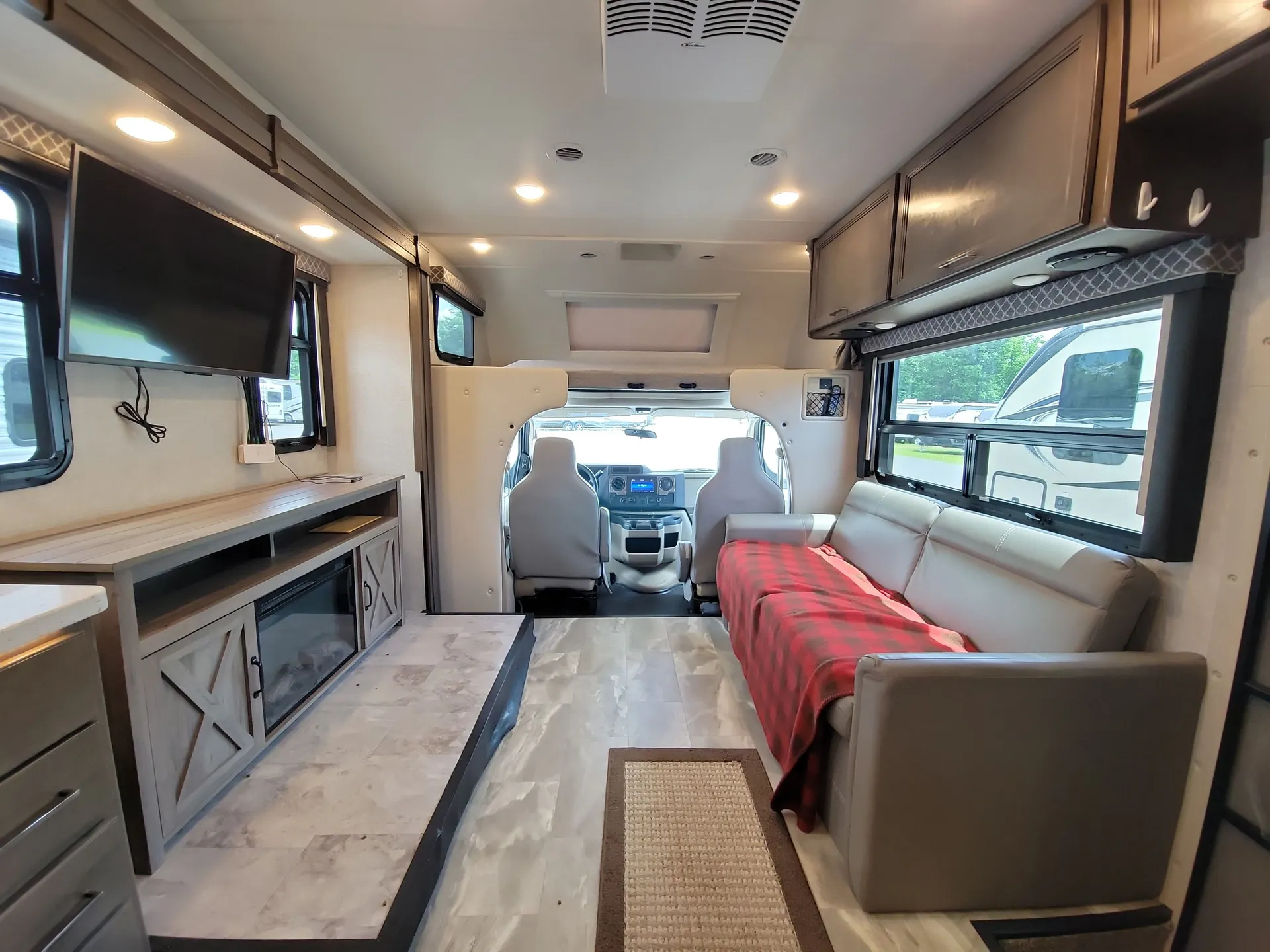 2022 Thor Motor Coach Quantum KW29 — living area main