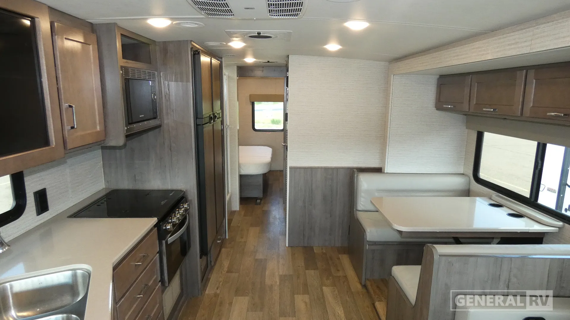 2021 Winnebago Vista 32M - Photo 3