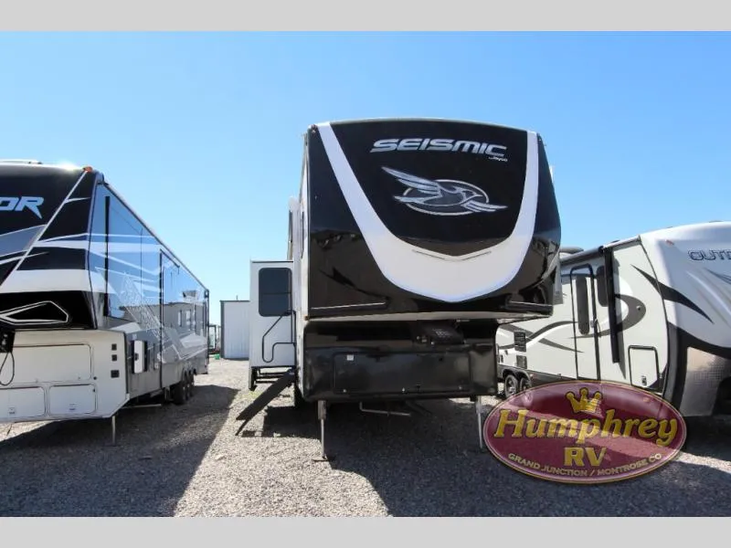 2025 Jayco Seismic 395 - Photo 2