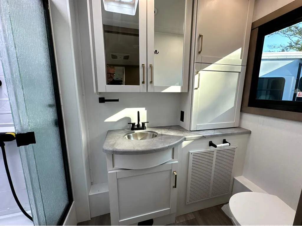 2027 Entegra Coach Vision XL 36C, Photos photo 18