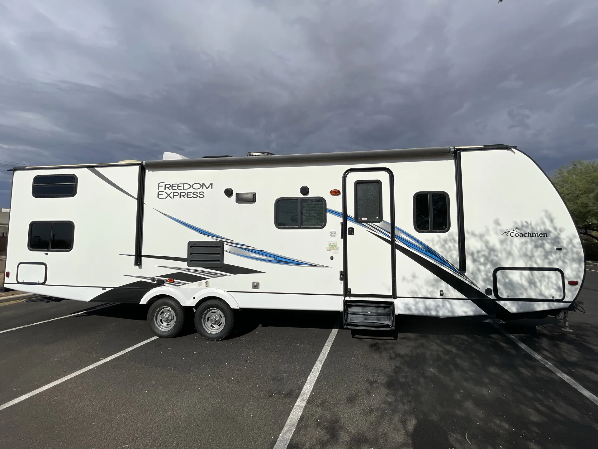 2021 Coachmen Freedom Express 29SE — campside