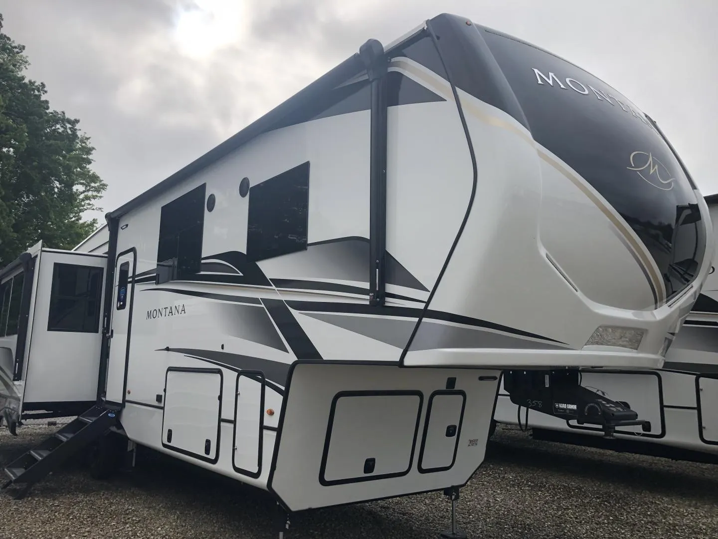 2025 Keystone Montana 3231CK - Photo 2