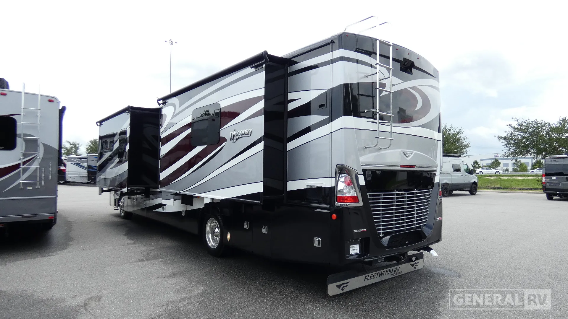 2017 Fleetwood Discovery 39F - Photo 4