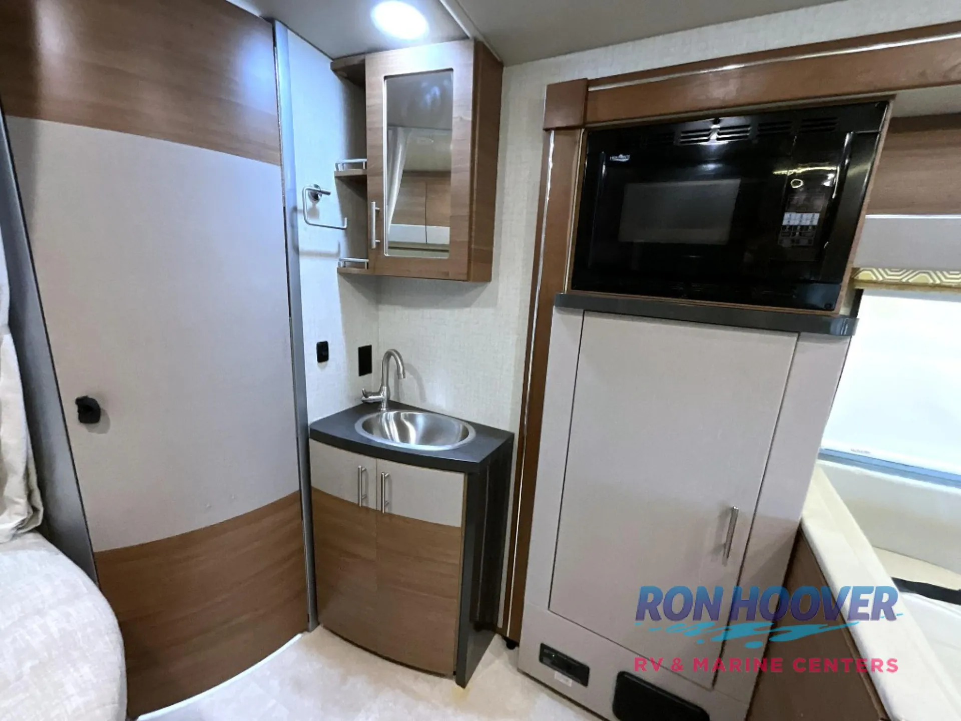 2016 Winnebago Navion 24D - Photo 4