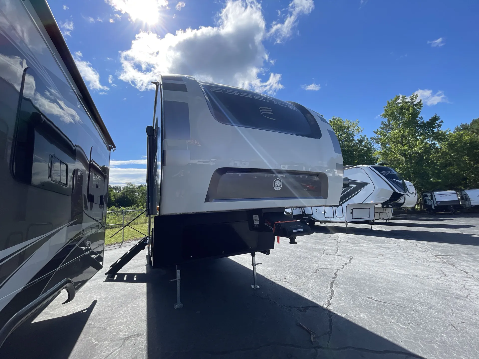 2025 Cruiser RV Essence 28DB - Photo 2