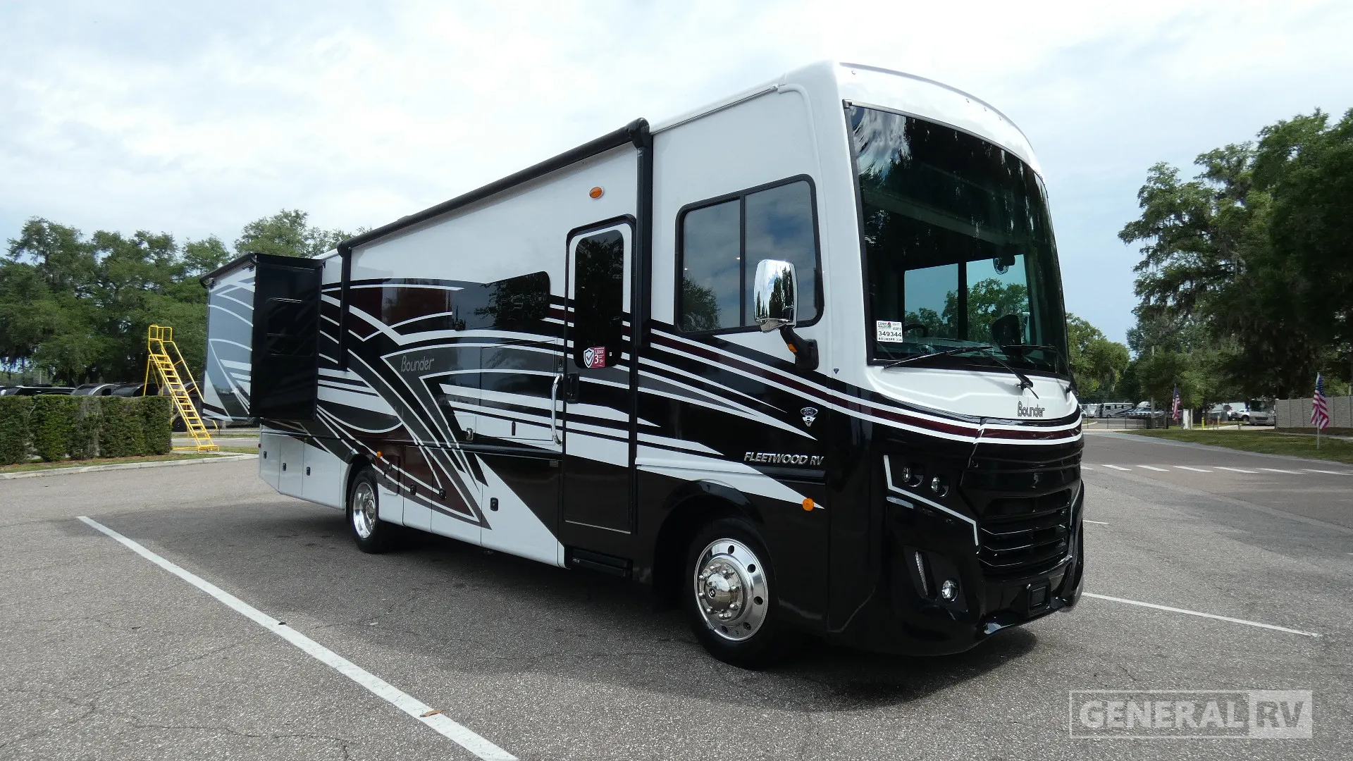 2026 Fleetwood Bounder 33C - Photo 2