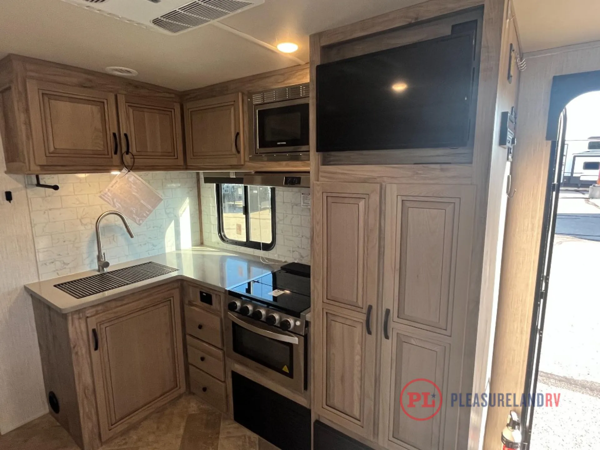 2021 Palomino Solaire 243BHS dealer photo 2 from Pleasureland RV Center