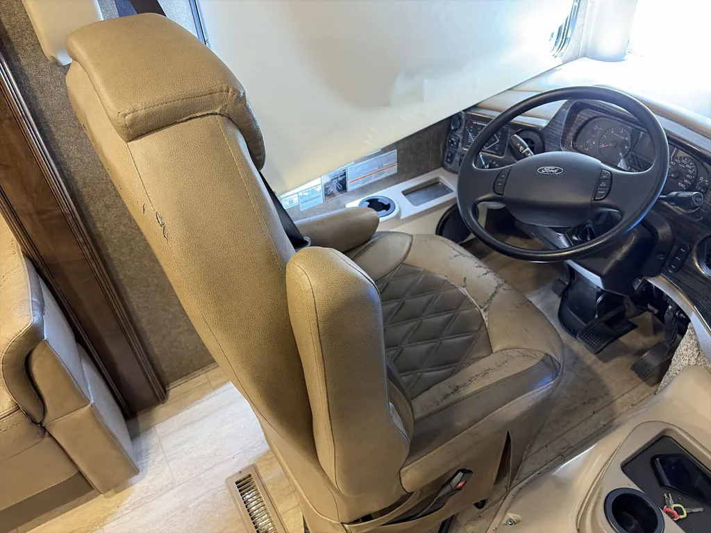 2020 Thor Motor Coach Challenger 35MQ, Photos photo 31