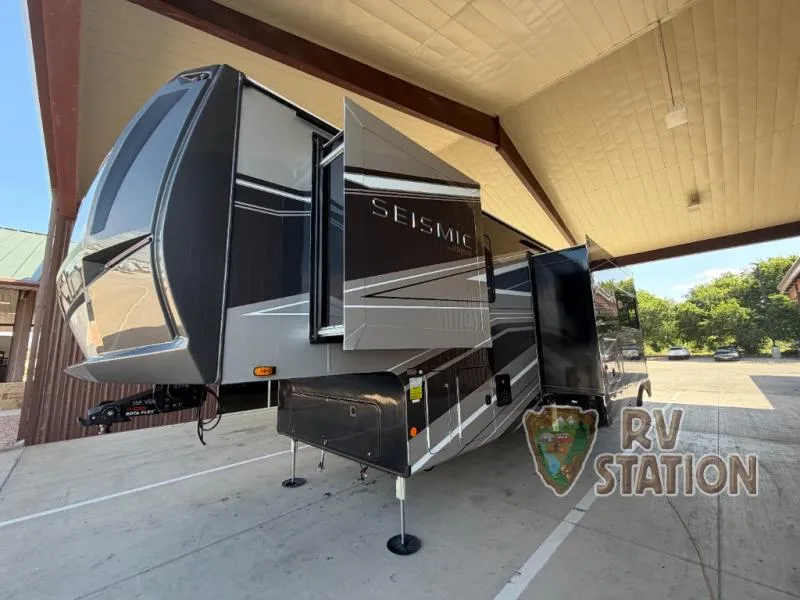 2027 Jayco Seismic 359 - Photo 2
