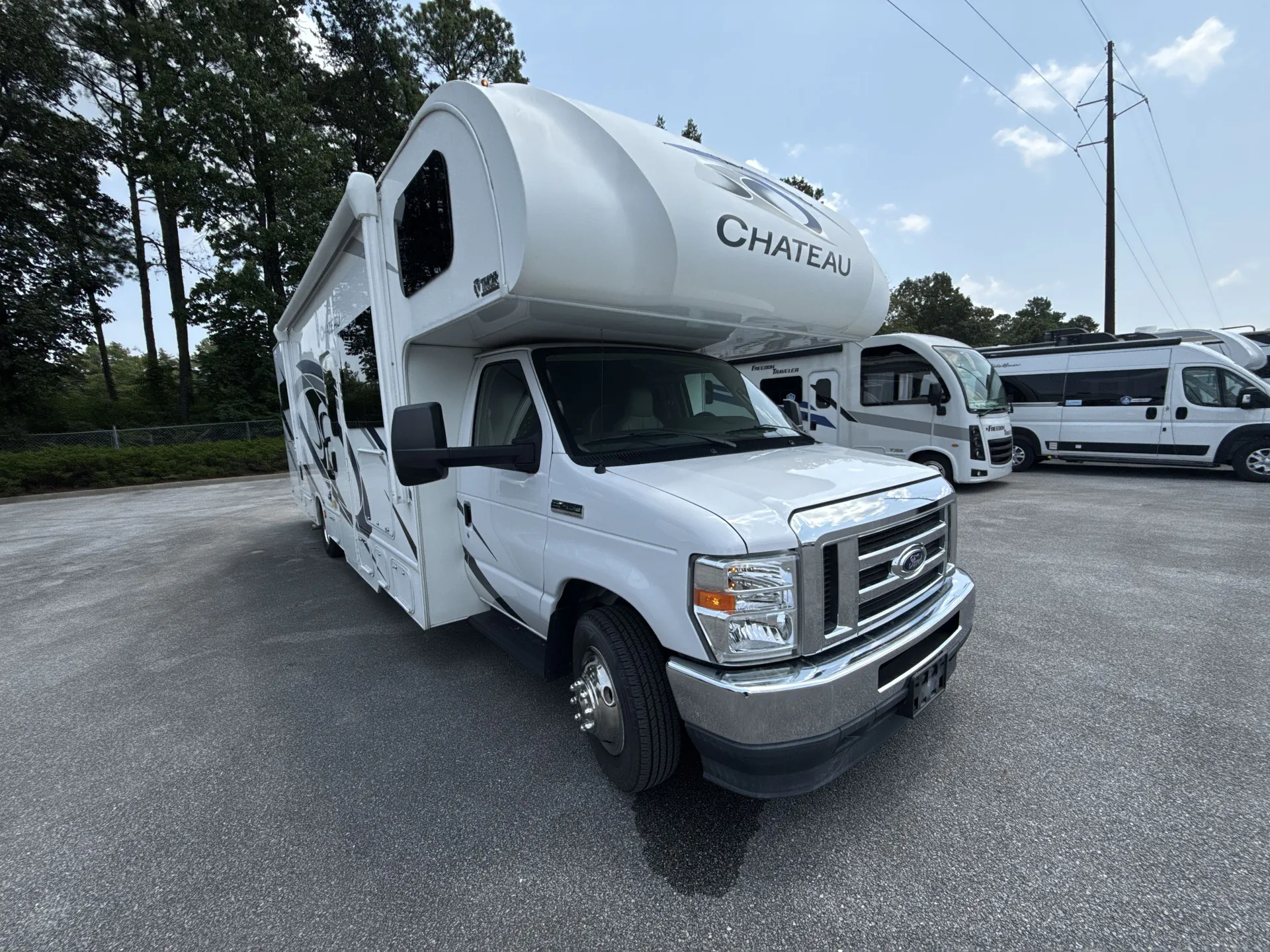 2021 Thor Motor Coach Chateau 31E - Photo 2