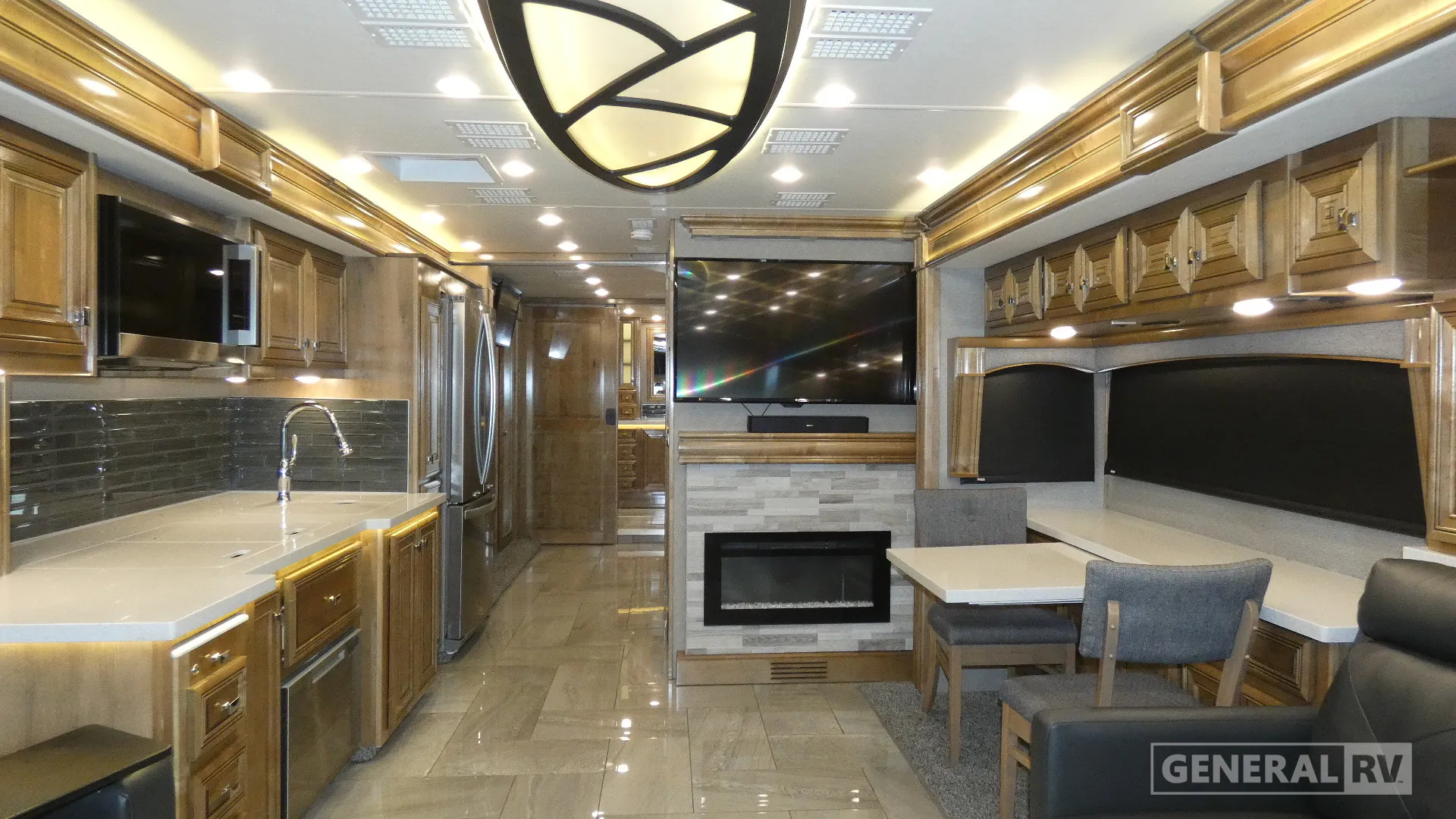 2019 Fleetwood Discovery LXE 40M - Photo 3